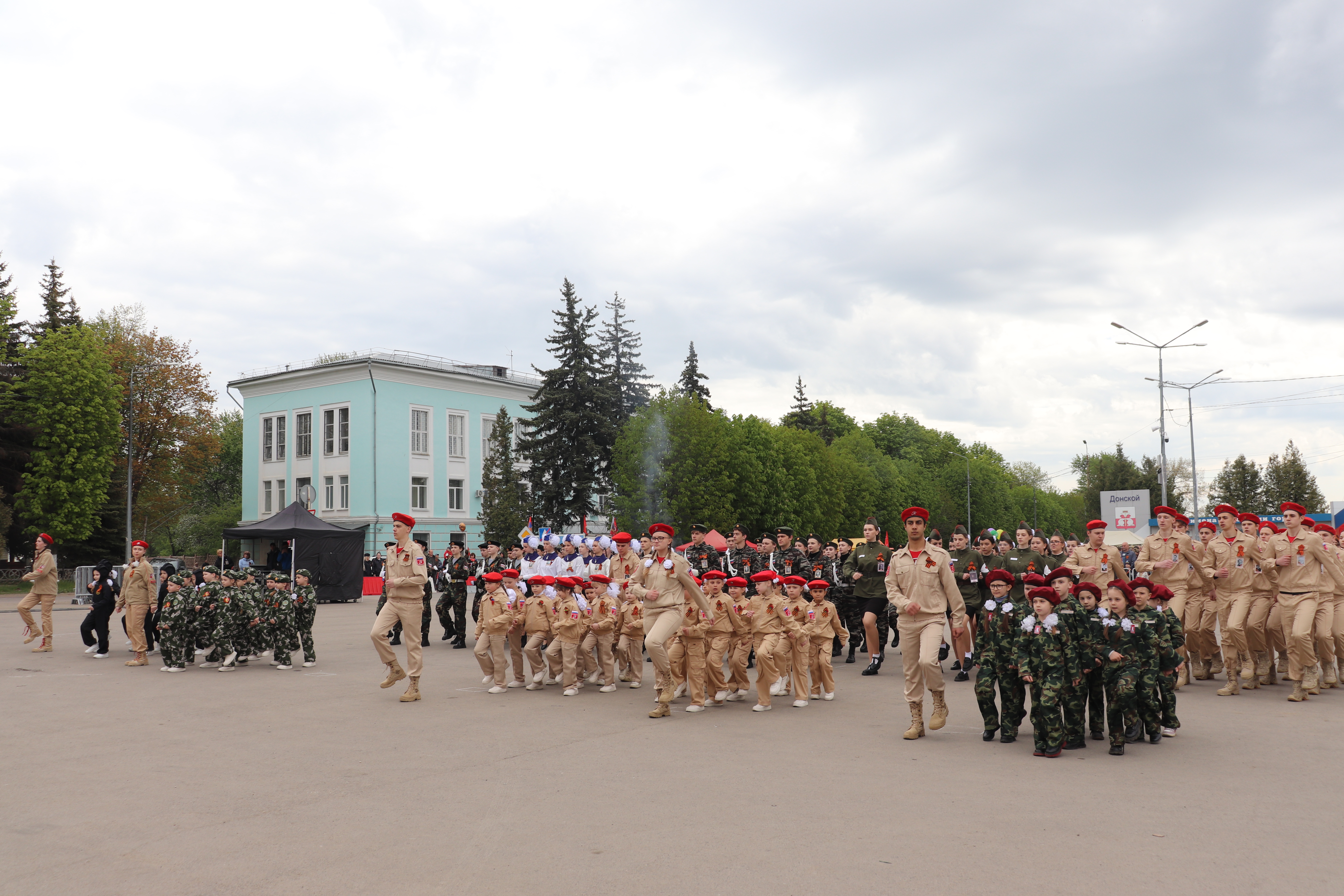День Победы в Донском продолжился торжественным парадом юнармейцев города.