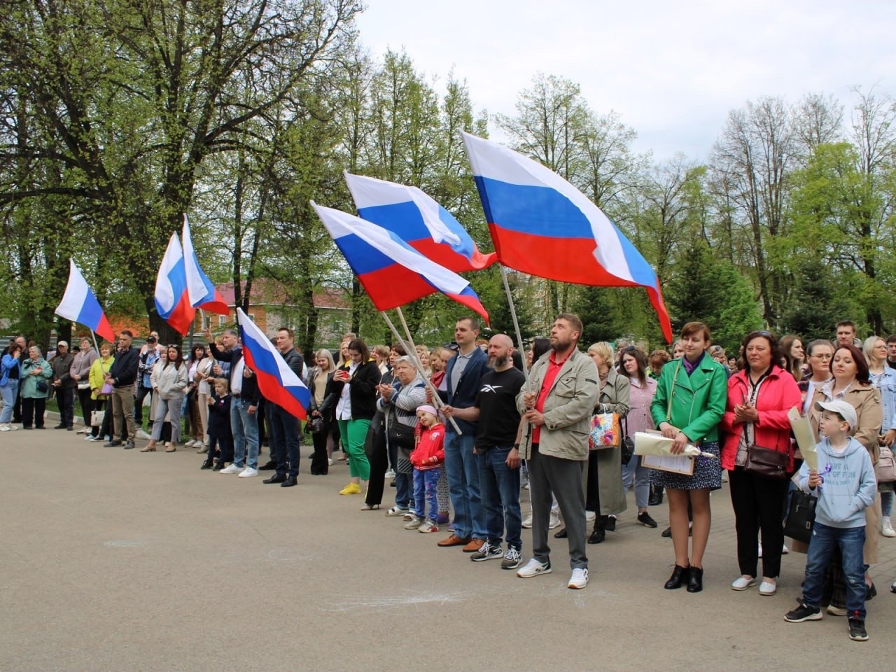 Дорогие дончане! Поздравляем вас с Днем весны и труда.