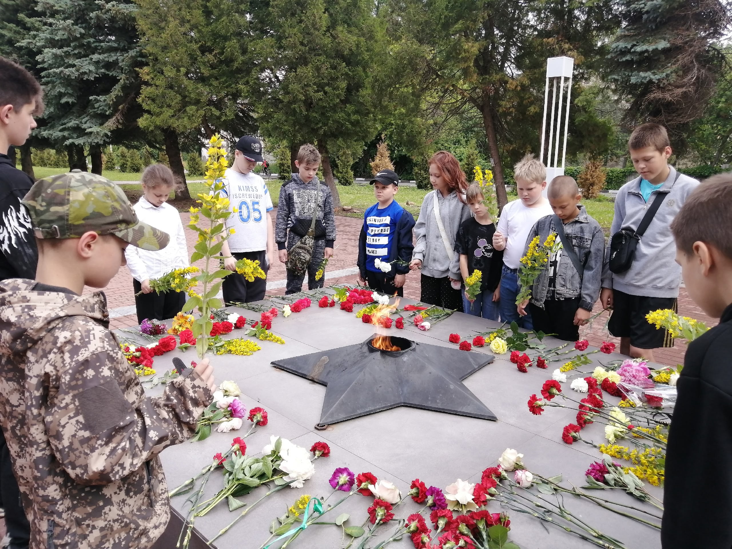 Мероприятия, посвященные Дню памяти и скорби, прошли сегодня во всех микрорайонах города.