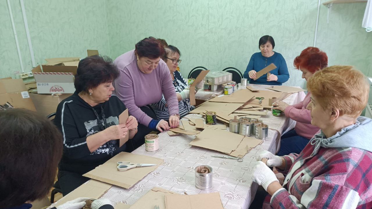 Члены Донского городского Совета ветеранов (пенсионеров) войны, труда, вооружённых сил и правоохранительных органов изготавливают окопные свечи для отправки нашим бойцам в зону СВО.