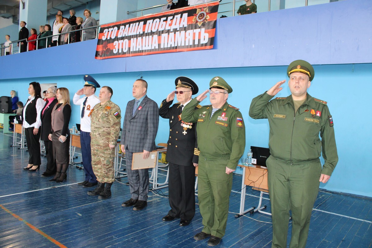 Состоялся городской смотр строя и песни среди школьников, посвященный Дню защитника Отечества.