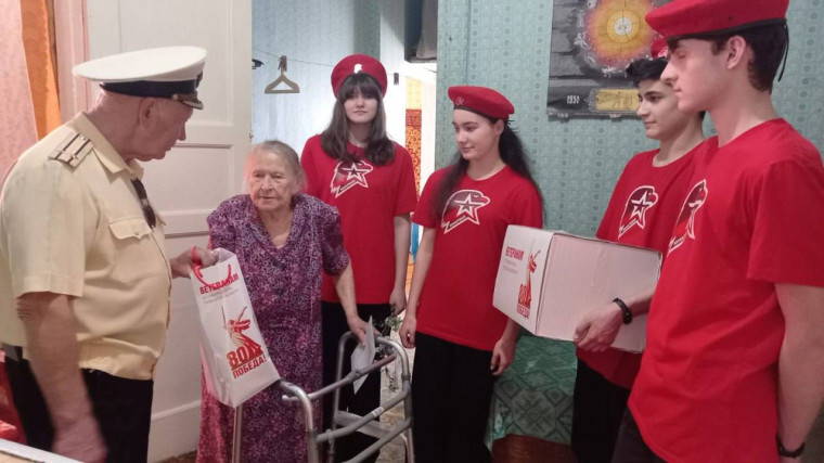 Поздравление ветеранов Великой Отечественной войны с приближающимся праздником Дня Победы.