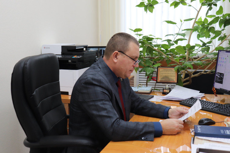 Глава администрации Сергей Кулик провел прием населения по личным вопросам. Глава администрации Сергей Кулик провел прием населения по личным вопросам.