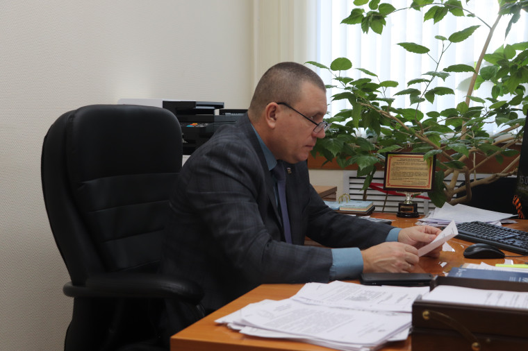 Глава администрации Сергей Кулик провел прием населения по личным вопросам. Глава администрации Сергей Кулик провел прием населения по личным вопросам.