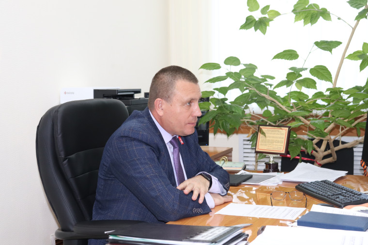 Глава администрации Сергей Кулик провел прием населения по личным вопросам. Глава администрации Сергей Кулик провел прием населения по личным вопросам.