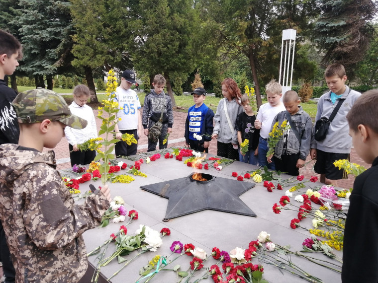 Мероприятия, посвященные Дню памяти и скорби, прошли сегодня во всех микрорайонах города. Мероприятия, посвященные Дню памяти и скорби, прошли сегодня во всех микрорайонах города.
